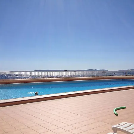 Spacieux T3 Avec Loggia Et Accès Piscine à Bormes - Fr-1-610-112 * La Favière